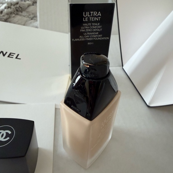 CHANEL ULTRA LE TEINT ALL-DAY COMFORT FLAWLESS FINISH FOUNDATION - Picture 5 of 12